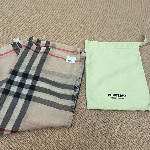 πBurberry Check wool silk check scarf - Picture 5 of 10